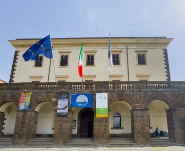 Trevignano Romano, Lazio, İtalya - 7 Temmuz 2024: Museo Civico Etrusco Romano, Piazza Vittorio Emanuele III 'teki Etruscan-Roma Halk Müzesi binası. 3 bayrak: Avrupa, İtalya ve kasaba