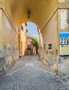 Trevignano Romano, Lazio, İtalya - 7 Temmuz 2024: Trevignano Romano, Lazio, İtalya - 7 Temmuz 2024: Porta dell Orologio, Tarihi saat kulesi kapısı. Şehir merkezindeki tarihi yere bakıyorum.