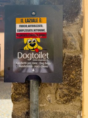 Trevignano Romano, Lazio, İtalya - 7 Temmuz 2024: Köpek tuvaleti işareti 