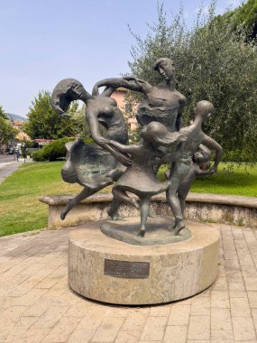 Trevignano Romano, Lazio, İtalya - 7 Temmuz 2024: Park bölümünün köşesindeki Piazza Vittorio Emanuele III 'te Bambini heykeli