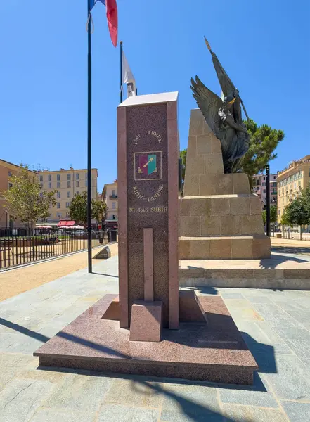 Ajaccio, Korsika, Fransa 8 Temmuz 2024: Cesar Campinchi denizaltısı Kazablanka savaş anıtı anıtı. 