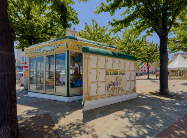 Ajaccio, Korsika, Fransa 8 Temmuz 2024: Le Lutin Park, Foch Meydanı 'ndaki çocuklara yönelik masallardaki gibi Elf
