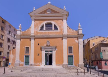 Ajaccio, Korsika, Fransa 8 Temmuz 2024: Santa Maria Assunta Katedrali mavi gökyüzünün altında bej-kahverengi ön cephe. Komşu olarak Shamrock İrlanda Barı