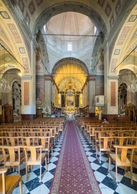 Ajaccio, Korsika, Fransa 8 Temmuz 2024: Santa Maria Assunta Katedrali girişten görüldü. Işık kubbeden geçiyor. Ahşap sandalyeler, süslü tavan ve fiyonklar.