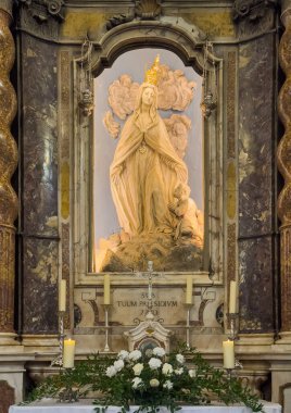 Ajaccio, Korsika, Fransa 8 Temmuz 2024: Katedral Notre-Dame de l 'Assomption Kilisesi. Sunağın üstündeki altın taçlı heykelin yakın çekimi..