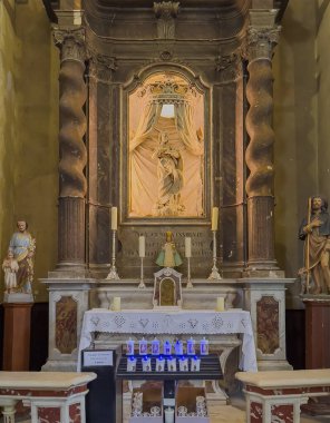 Ajaccio, Korsika, Fransa 8 Temmuz 2024: Katedral Notre-Dame de l 'Assomption, Kutsal Meryem heykelinin altında sunağı olan küçük bir şapel, denizcilerin koruyucusu olarak ibadet edilir..