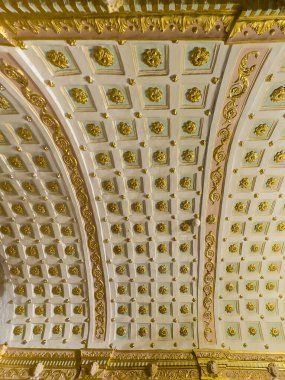 Ajaccio, Korsika, Fransa 8 Temmuz 2024: Katedral Notre-Dame de l 'Assomption, tavanda altın çiçeklerden oluşan kare şebeke