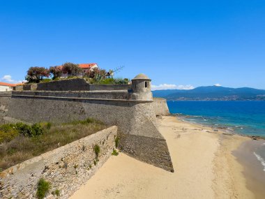 Ajaccio, Korsika, Fransa 8 Temmuz 2024: SE plajının sonundaki kale surları, Plage Saint-Francois. Mavi gökyüzü ve körfez suyu