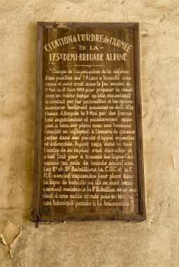 Ajaccio, Korsika, Fransa 8 Temmuz 2024: Hisar Kalesi, 173 Demi-Brigade Alpleri için anıt plaket, 1940 yılında Alpler 'de Almanlarla savaşan şirket 