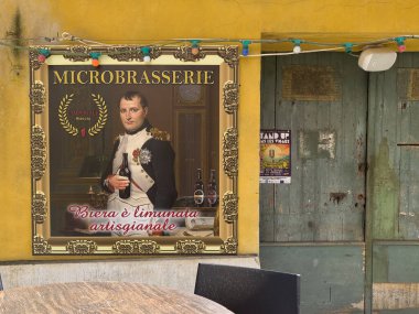 Ajaccio, Korsika, Fransa 8 Temmuz 2024: Rue Zevaco Maire 'de kullanılan Napolyon' un mikro brasserie emperyal logosu