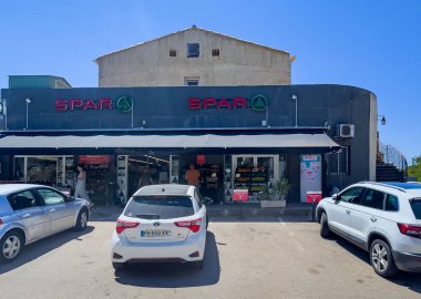 Bastelicaccia, Korsika, Fransa 8 Temmuz 2024: AJaccio 'dan D3 yolu üzerindeki Spar Market