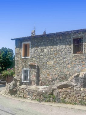 Ocana, Korsika, Fransa - 8 Temmuz 2024: Tipik duvar taşlarının kenarlarında fazladan havan topu oluşturan cephe yapısı