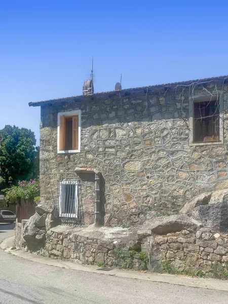 Ocana, Korsika, Fransa - 8 Temmuz 2024: Tipik duvar taşlarının kenarlarında fazladan havan topu oluşturan cephe yapısı