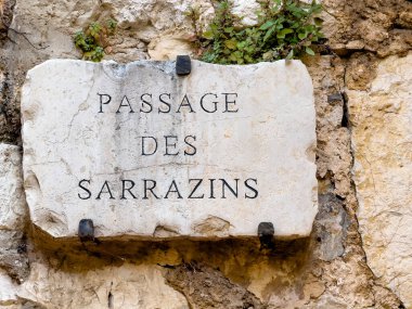 Eze, Fransa - 9 Temmuz 2024: Sarrazins Geçidi ara sokağın adı