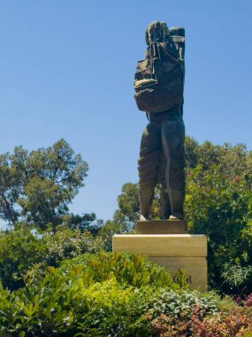 Monako, Fransa Prensliği - 9 Temmuz 2024: Haberci Le Messager, Ossip Zadkine 'in Jardin Saint-Martin' deki heykeli