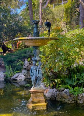 Monako Prensliği, Fransa - 9 Temmuz 2024 Jardin Saint-Martin 'deki Pont' taki Çeşme heykeli. Çevrede yeşil yapraklar