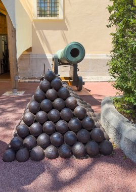 Monako Prensliği, Fransa - 9 Temmuz 2024 Place du Palais, Saray Meydanı. NW köşesinde toplar ve tarihi top..