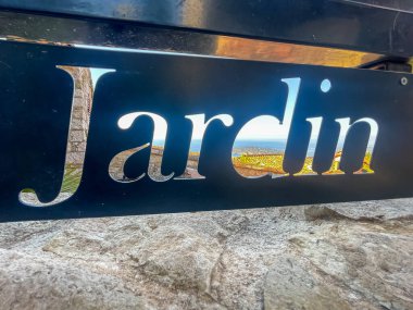 Eze, Fransa - 9 Temmuz 2024: Limana bakmak Jardin 'in D harfinden gri kayaların üzerine kurulmuş
