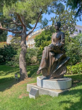 Monako, Fransa Prensliği - 9 Temmuz 2024: Flemenk sanatçılar Stefan Depuydt ve Livia Canestraro tarafından yapılan Jardin Saint-Martin 'deki Prenses Grace heykeli.