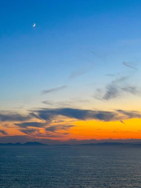 Monako, Fransa Prensliği - 9 Temmuz 2024: Akdeniz 'de liman dışında hilal ay ve gün batımının cilalanması. 1/5