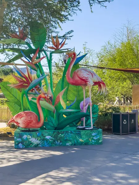 Palm Desert, Kaliforniya, ABD - 26 Nisan 2035 Yaşayan Çöl Hayvanat Bahçesi. Renkli dekorasyon, şişirilebilir flamingo kuşu ve bitkiler