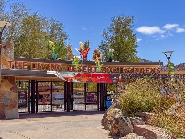 Palm Desert, California, ABD - 26 Nisan 2035 Yaşayan Çöl Hayvanat Bahçesine Giriş. 