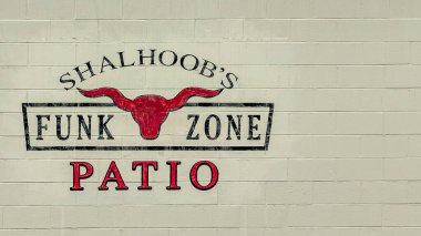 Santa Barbara, Kaliforniya, ABD - 17 Mayıs 2025: Funk Zone. Veranda duvarında Shalhoob Bira Şirketi amblemi. Yakın plan.