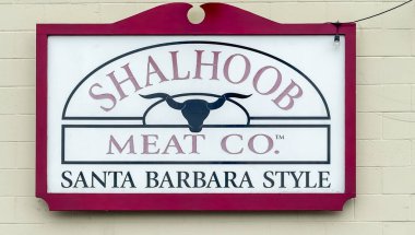 Santa Barbara, Kaliforniya, ABD - 17 Mayıs 2025: Funk Zone. Duvarda Shalhoob Et Şirketi amblemi var.