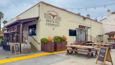 Santa Barbara, Kaliforniya, ABD - 17 Mayıs 2025: Funk Zone. Shalhoob Bira Fabrikası. Ön ve yan avluya yakın bina.