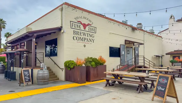 Santa Barbara, Kaliforniya, ABD - 17 Mayıs 2025: Funk Zone. Shalhoob Bira Fabrikası. Ön ve yan avluya yakın bina.