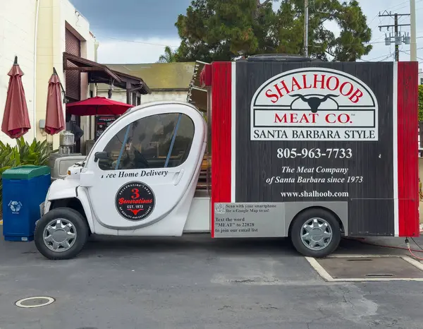 Santa Barbara, Kaliforniya, ABD - 17 Mayıs 2025: Funk Zone. Shalhoob Et Şirketi 'nin dağıtım aracı binalarının önüne park edilmiş.