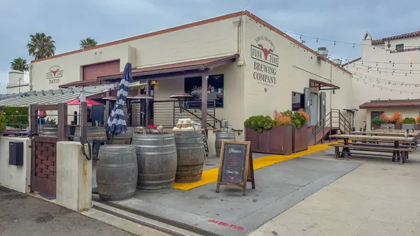 Santa Barbara, Kaliforniya, ABD - 17 Mayıs 2025: Funk Zone. Önünde ve yanında verandası olan Shalhoob Bira Fabrikası binası