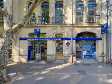 Aix-en-Provence, Fransa - 10 Temmuz 2024: Popüler banka, Banque Populaire Mediterranee, Cumhuriyet Bulvarı 'ndaki Sarı cephe.