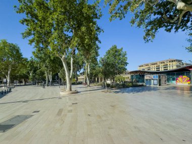 Aix-en-Provence, Fransa - 10 Temmuz 2024: General de Gaulle Meydanı 'nın NW tarafında büyük bir döner kavşak. Arkada lüks bir apartman var.