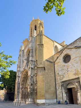 Aix-en-Provence, Fransa - 10 Temmuz 2024: Tarihi Katedral Saint Sauveur, Kurtarıcı, sarı taş ön cephe mavi gökyüzünün altında görüldü