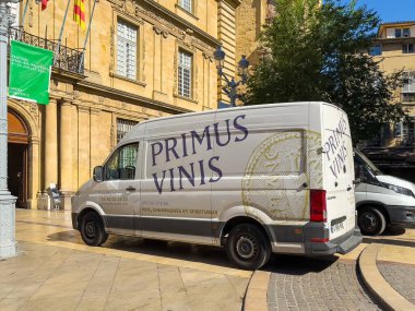 Aix-en-Provence, Fransa - 10 Temmuz 2024: Primus Vini, tarihi belediye binasının önünde şarap dağıtım aracı.