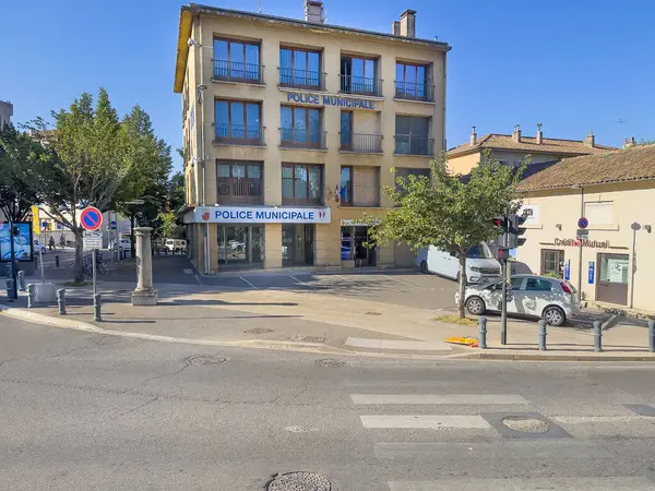 Aix-en-Provence, Fransa - 10 Temmuz 2024: CR des Minimes 'deki Belediye Polis Departmanı binası, D10 ve la Republique Bulvarı kavşağındaki kavşak