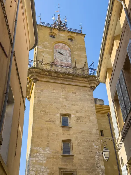Aix-en-Provence, Fransa - 10 Temmuz 2024: Place de l 'Hotel de Ville' deki King Ben saat kulesinin tepesi, belediye binası meydanı