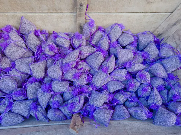 Aix-en-Provence, Fransa - 10 Temmuz 2024: Rue Gaston de Saporta 'daki bir mağazanın önünde satılık lavanta kesesi