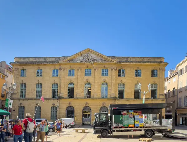 Aix-en-Provence, Fransa - 10 Temmuz 2024: Postane binası, eski Corn Exchange Hall, Place de l 'Hotel de Ville, önünde insanlar ve bir bira ve alkol dağıtım kamyonu