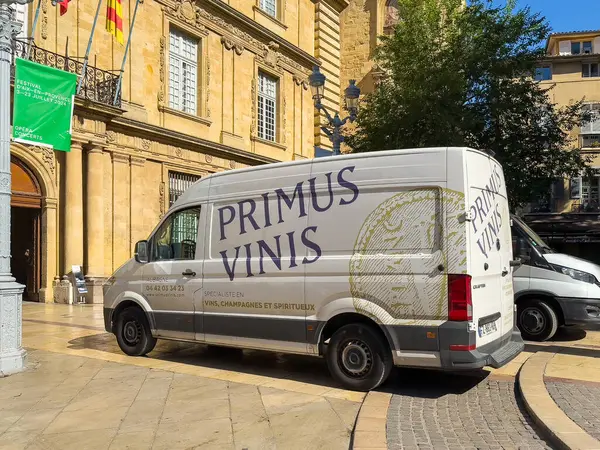Aix-en-Provence, Fransa - 10 Temmuz 2024: Primus Vini, tarihi belediye binasının önünde şarap dağıtım aracı.