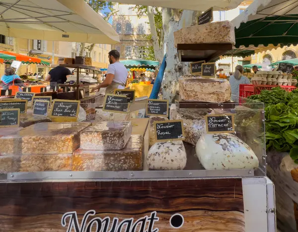 Aix-en-Provence, Fransa - 10 Temmuz 2024: Richelme Meydanı 'ndaki açık pazarda Nougat dükkanı. Farklı tatların büyük parçaları, hangi dilimler kesilir