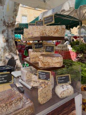 Aix-en-Provence, Fransa - 10 Temmuz 2024: Richelme Meydanı 'ndaki açık pazarda Nougat dükkanı. Gösteride büyük farklı tatlar var.