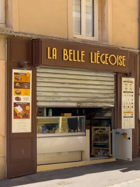 Aix-en-Provence, Fransa - 10 Temmuz 2024: La Belle Liegeoise Waffle restoranının ön cephesi Rue Nazareth 'te kısmen kapatıldı