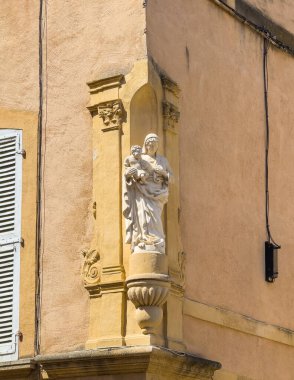Aix-en-Provence, Fransa - 10 Temmuz 2024: Meydanın dışında beyaz Madonna heykeli, Place des 4 Dophins in Rue du 4 Eylül