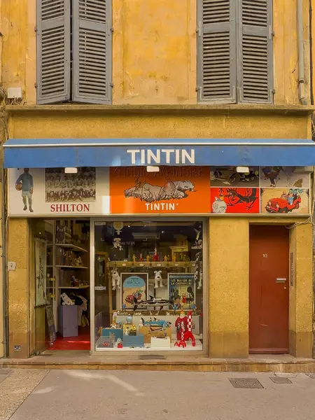 Aix-en-Provence, Fransa - 10 Temmuz 2024: Rue des Bagniers 'de genç adama karakterini hatırlatan şeyler satan Çizgi Film Karakteri