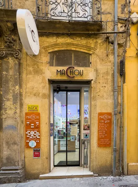 Aix-en-Provence, Fransa - 10 Temmuz 2024: Machou CBD mağaza girişi ve cephe Clemenceau Sokağı