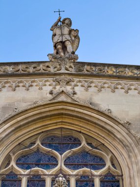 Aix-en-Provence, Fransa - 10 Temmuz 2024: Tarihi Katedral Saint Sauveur, Kurtarıcı. Ön cephede yer alan Aziz Michael Ejderhayı Eziyor (1507), yazan Jean Paumier.