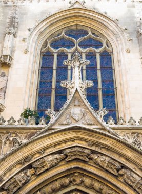 Aix-en-Provence, Fransa - 10 Temmuz 2024: Tarihi Katedral Saint Sauveur, Kurtarıcı. Peygamber heykellerinin bir kısmıyla portalın üzerinde çapraz heykel 