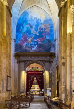 Aix-en-Provence, Fransa - 10 Temmuz 2024: Tarihi Katedral Saint Sauveur, Kurtarıcı. Ego Sum Panis Vitae, İsa 'nın yüceliş tablosunun altındaki Aziz Ayin Şapeli' ndeki sözleri.